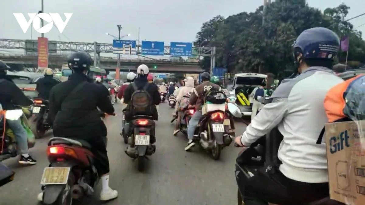 Người dân trở lại Thủ đô sớm để tránh ùn tắc