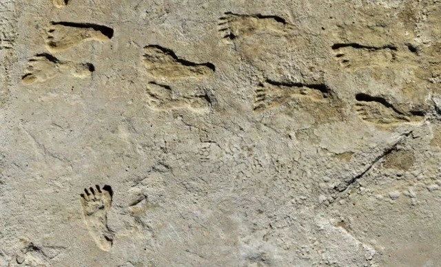 Lòng hồ khô cạn để lộ hàng chục dấu chân người kỳ lạ