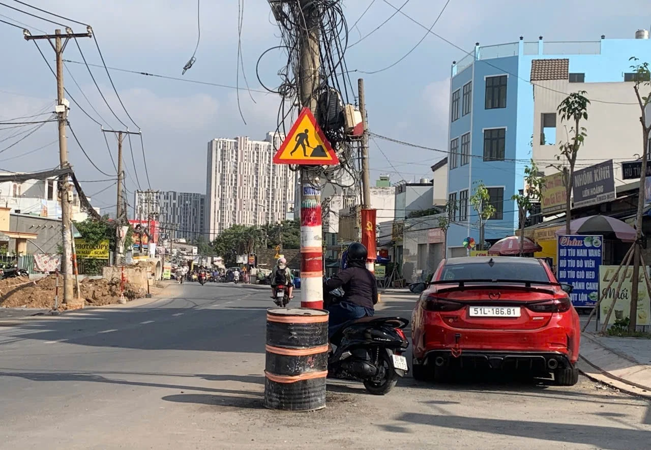 Hàng trăm trụ điện giữa đường, dân đi qua phải luồn lách như... làm xiếc