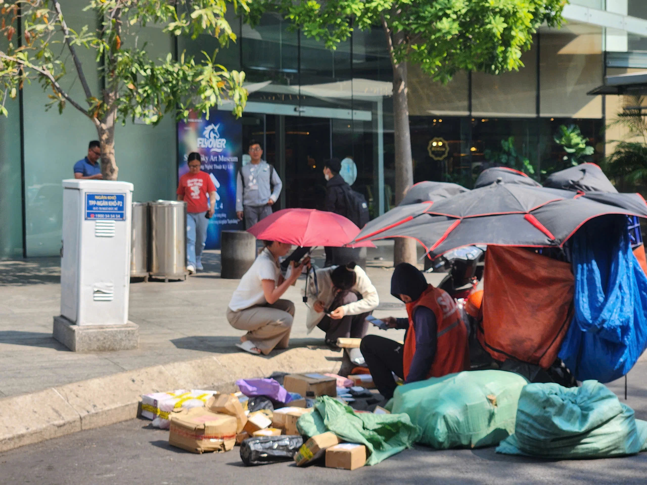 Người dân TP HCM vật vã dưới nắng nóng như 'đổ lửa'