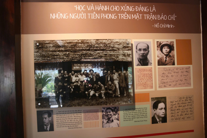 Từ mái trường ấy, các học viên đã tỏa đi khắp mọi miền đất nước, có mặt trên các chiến trường ác liệt nhất, nơi tuyến lửa căng thẳng và phức tạp nhất. Họ là những người đã làm nên tên tuổi trên mặt trận báo chí cách mạng như các nhà báo Thép Mới, Chính Yên, Trần Kiên (Báo Nhân Dân); Mai Thanh Hải, Mai Hồ (Báo Cứu Quốc); đạo diễn Bành Bảo; nhà văn Hữu Mai; nhà thơ Từ Bích Hoàng (bút danh Việt Phương), nhà thơ Hải Như... Ảnh: Bút tích các nhà báo tại được trưng bày tại Trường dạy làm báo Huỳnh Thúc Kháng.
