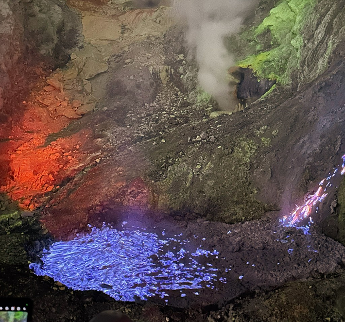 Phản ứng hóa học đầy mạnh mẽ này được gọi tên là "ngọn lửa xanh" (Blue fire).