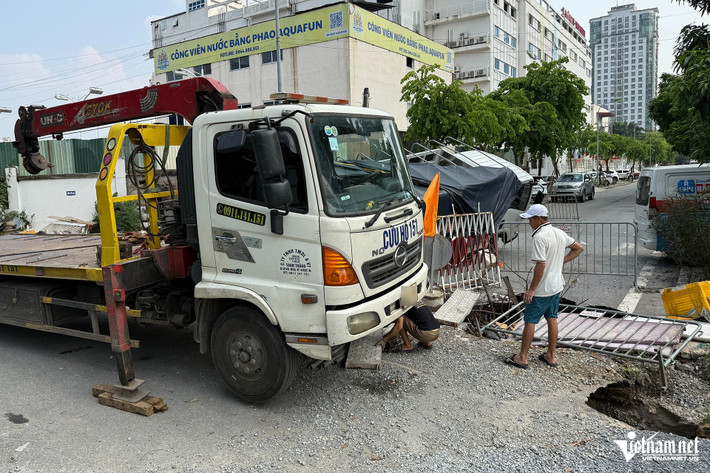 Trung tá Phạm Văn Chiến - Đội trưởng Đội CSGT đường bộ số 6 (Phòng CSGT Công an Hà Nội) cho biết, nhận thông tin ô tô tải gặp nạn, đơn vị đã cử cán bộ, chiến sĩ ra hiện trường để giải quyết.