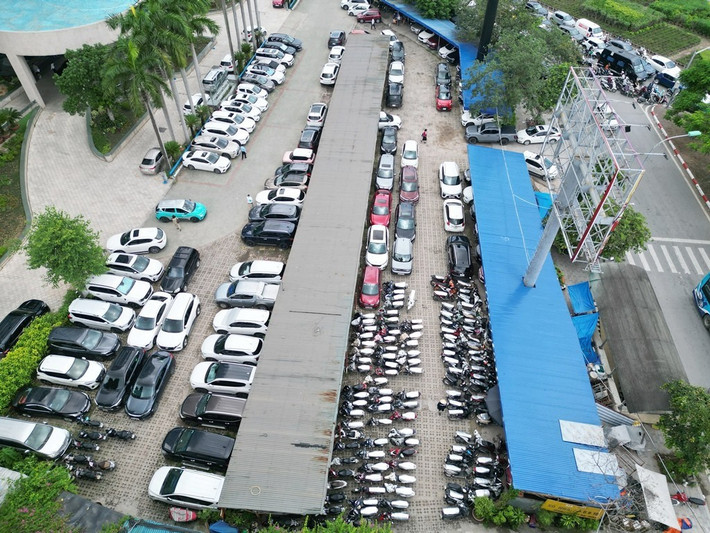 Với diện tích đỗ được hàng hàng trăm ô tô, xe máy và có thể bố trí thêm các trạm sạc dành cho xe điện, bãi xe ở khu đất trống tại nút giao Xã Đàn - Giải Phóng (trước trụ sở Tổng Công ty Hàng hải Việt Nam) được đánh giá là bãi xe có quy mô lớn nhất.