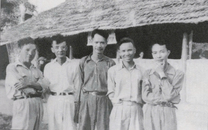 Đây là cơ sở đào tạo báo chí duy nhất của cách mạng trong thời kỳ này, do nhà báo Đỗ Đức Dục giữ cương vị Giám đốc và nhà báo Xuân Thủy làm Phó Giám đốc. Ban giám hiệu còn có sự tham gia của các nhà báo tên tuổi như Như Phong, Đỗ Phồn, và Tú Mỡ. Đội ngũ giảng viên của nhà trường là những trí thức, nhà hoạt động chính trị, nhà báo và văn nghệ sĩ nổi bật của đất nước lúc bấy giờ như: Trường Chinh, Đại tướng Võ Nguyên Giáp, Hoàng Quốc Việt, Lê Quang Đạo, Tố Hữu, Trần Huy Liệu, Xuân Diệu…