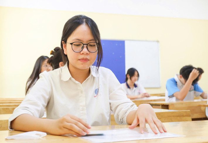 Theo Quy chế, thí sinh bị khiển trách khi nhìn hoặc trao đổi bài một lần trong buổi thi, đồng thời bị trừ 25% điểm của bài thi đó.