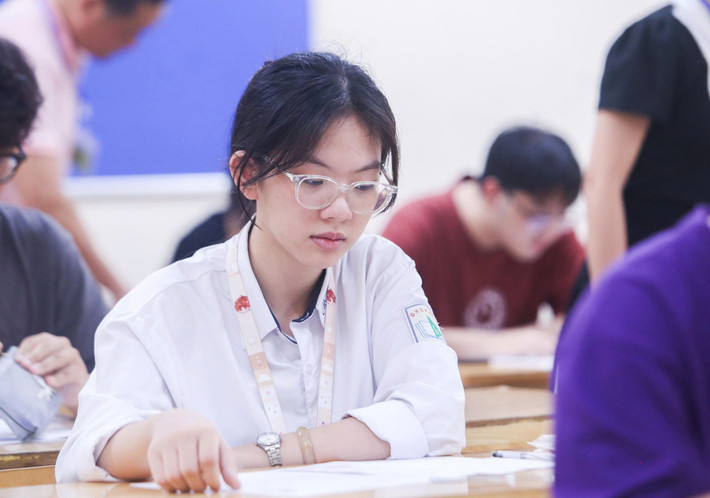 Buổi chiều, thí sinh thi môn Toán trong 90 phút. Thí sinh lưu ý phải có mặt tại điểm thi/phòng thi đúng thời gian quy định. Thí sinh đến chậm quá 15 phút sau khi có hiệu lệnh tính giờ làm bài sẽ không được dự buổi thi đó.
