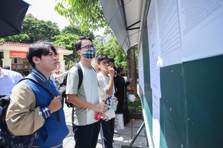 Gương mặt lo âu xen lẫn hồi hộp của các thí sinh trong ngày làm thủ tục thi.