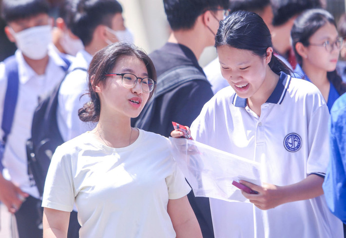 Kỳ thi tốt nghiệp THPT năm 2025 được tổ chức vào các ngày 25, 26, 27, 28/6/2025. Trong đó, ngày 25/6 làm thủ tục dự thi; ngày 26, 27/6 tổ chức thi; ngày 28/6 dự phòng.