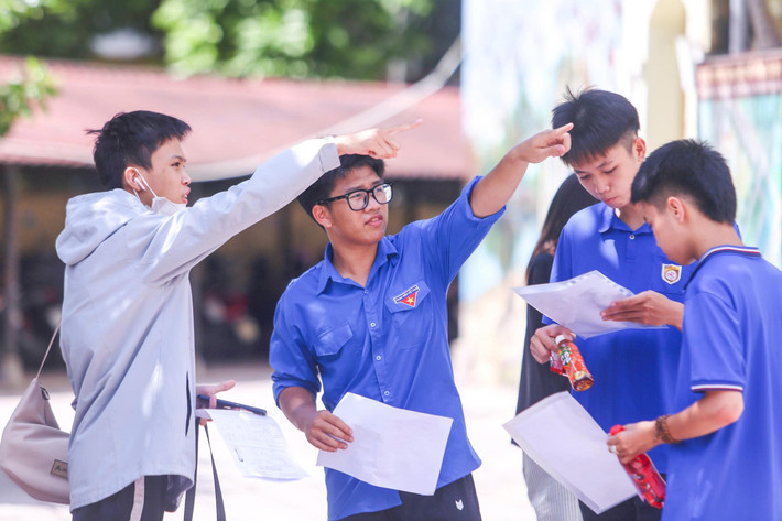 Các thí sinh tại điểm thi Trường THPT Cầu Giấy (Hà Nội) được các tình nguyện viên hướng dẫn.