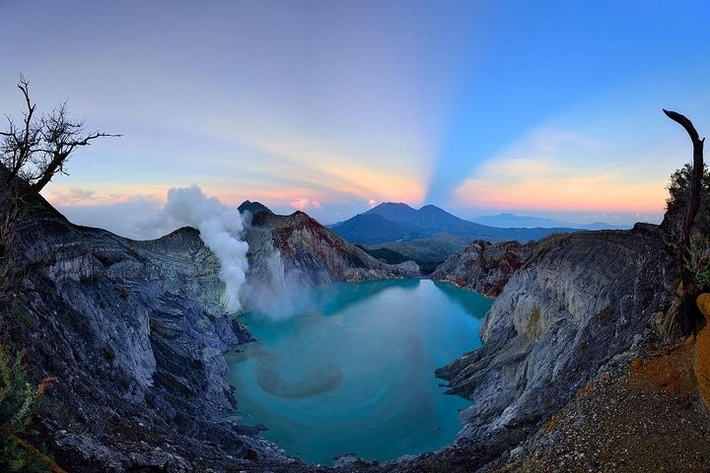 Kawah Ijen là miệng núi lửa chứa hồ axit lớn nhất thế giới. Núi lửa này hiện vẫn đang hoạt động..