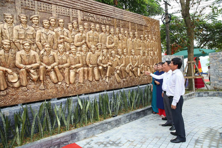 Nhà báo Phan Hữu Minh, Nguyên Trưởng ban Kiểm tra, Hội Nhà báo Việt Nam xúc động chia sẻ: "Mặc dù chỉ có ba tháng nhưng với một khối lượng đồ sộ về kiến thức, có cả thực hành và lý thuyết, những người tham gia lớp báo chí Huỳnh Thúc Kháng đầu tiên đó gần như được trang bị những kiến thức hết sức cơ bản, được học những giáo trình hơn tất cả những giáo trình, đặc biệt là hai lá thư của Bác Hồ dạy làm báo. Tôi cho rằng đây là những tài liệu rất quý, nó có tính chất vĩnh hằng đối với thời gian".