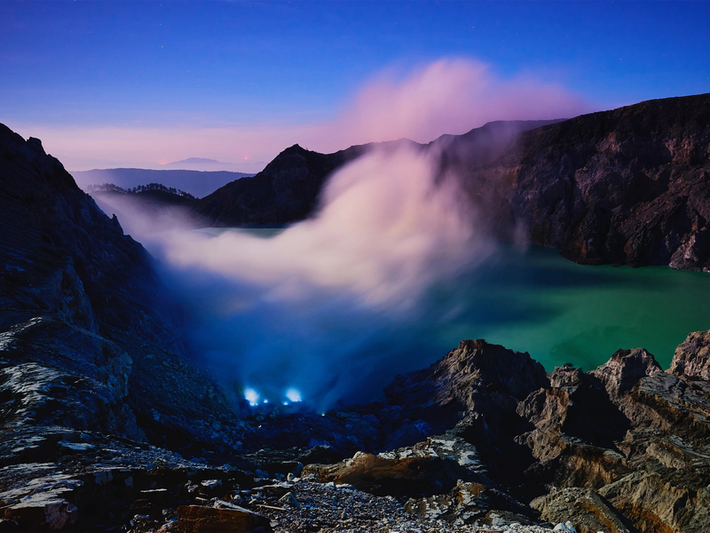 Kawah Ijen từ lâu đã hấp dẫn những nhà thám hiểm bởi màu sắc xanh tuyệt đẹp của làn nước trên miệng núi lửa. Đây là một núi lửa dạng tầng nằm trên dãy núi Puger, ở phía Đông Java, Indonesia.