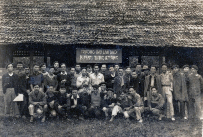 Ngày 4/4/1949, tại xóm Bờ Rạ, xã Tân Thái, huyện Đại Từ, tỉnh Thái Nguyên, Trường dạy làm báo Huỳnh Thúc Kháng được thành lập theo chỉ thị của Chủ tịch Hồ Chí Minh. Đây là cơ sở đào tạo báo chí đầu tiên và duy nhất trong thời kỳ kháng chiến chống Pháp, nhằm đáp ứng nhu cầu cấp thiết về đội ngũ cán bộ báo chí phục vụ công cuộc cách mạng.