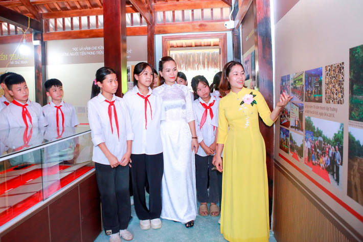 Bạn Phương Doãn (Thái Nguyên) cũng không giấu nổi sự xúc động khi tới thăm Khu di tích: "Các hiện vật đều là những minh chứng sống động cho thành quả đào tạo của Trường Dạy làm báo Huỳnh Thúc Kháng, nơi khơi nguồn đam mê, hun đúc bản lĩnh và tay nghề cho một thế hệ nhà báo dấn thân và kiên trung". Ảnh: Tạp chí Thông tin & Truyền thông.