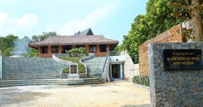 Bà Nguyễn Thị Kim Hoa, Giám đốc Bảo tàng Báo chí Việt Nam tâm sự: "Ở thời điểm đó một ngôi trường mọc lên tranh tre nứa lá trên một ngọn đồi thuộc xóm Bờ Rạ, xã Tân Thái, huyện Đại Từ, tỉnh Thái Nguyên và bây giờ mặc dù xóm Bờ Rạ không còn nữa nhưng mà bên hồ Núi Cốc đã có một công trình lịch sử soi bóng xuống mảnh đất lịch sử năm xưa, và với sự cố gắng, nỗ lực của chúng tôi, ngôi nhà sàn này sẽ trở thành một ngôi nhà để kể lại câu chuyện báo chí Chiến khu Việt Bắc".