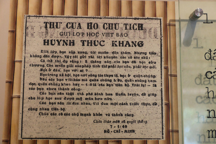 Ngày 6/7/1949, lớp học bế mạc. Trong thư gửi cho lớp, Bác Hồ biểu dương và nhắc 4 điểm chính về nhiệm vụ, tôn chỉ, mục đích, đối tượng của mỗi tờ báo, mục tiêu của báo chí. Bác nhấn mạnh, muốn viết báo thì cần: “1 - Gần gũi quần chúng, cứ ngồi trong phòng giấy mà viết thì không thể viết thiết thực. 2 - Ít nhất cũng phải biết một thứ tiếng nước ngoài, để xem báo nước ngoài và học kinh nghiệm của người. 3 - Khi viết xong một bài báo, tự mình phải xem lại ba, bốn lần, sửa chữa lại cẩn thận. Tốt hơn là đưa nhờ một vài người ít văn hóa xem và hỏi họ những câu nào, chữ nào họ không hiểu thì sửa lại cho dễ hiểu. 4 - Luôn cố gắng học hỏi, luôn cầu tiến bộ…”