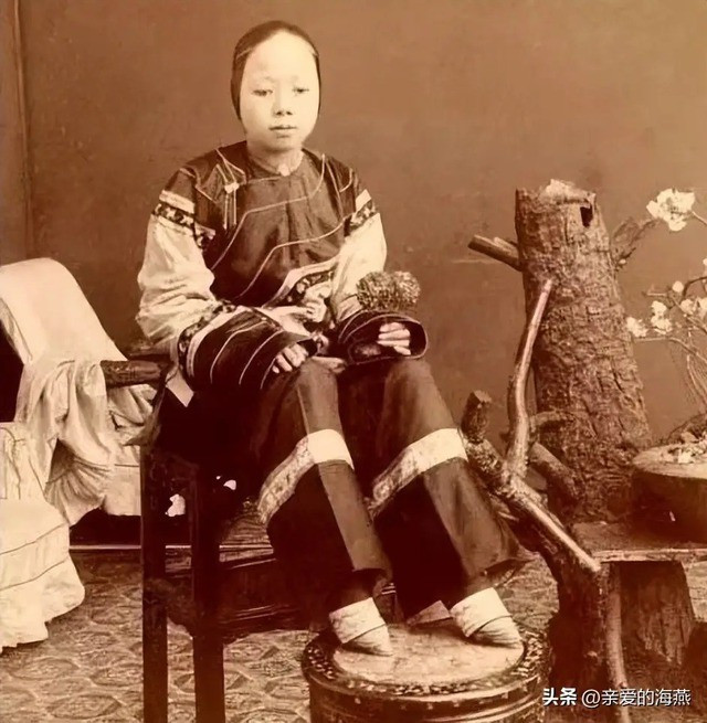 Câu chuyện về tục bó chân của phụ nữ thời Thanh thật đau lòng. Tục bó chân là một tập tục áp dụng cho phụ nữ, nó tồn tại ở Trung Quốc trong khoảng thời gian dài hàng nghìn năm, trải qua nhiều triều đại phong kiến. Ngày nay, tục bó chân đã bị bãi bỏ.