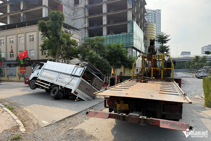 Đến gần 15h cùng ngày, đơn vị cứu hộ đang cố gắng đưa xe cẩu kéo ra bên ngoài và tìm cách "giải cứu" ô tô tải gặp nạn.