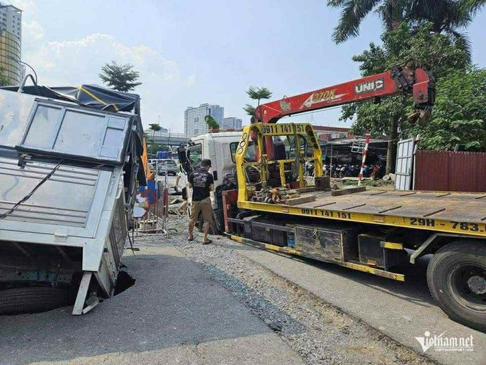 Xe cứu hộ cũng bị sụt hố.
