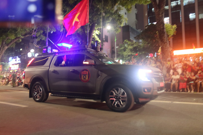 Tuyến xe bánh lốp đi theo 2 hướng: Hướng thứ nhất: Cửa Bắc-Nghi Tàm-Âu Cơ-Võ Chí Công-Đường Láng-Trần Duy Hưng-Đại lộ Thăng Long-Lê Quang Đạo-Trường đua F1.