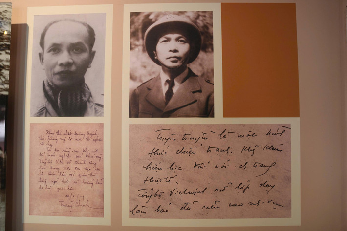 Tổng Bí thư Trường Chinh tháng 6/1949 đã viết: "Khóa thứ nhất trường Huỳnh Thúc Kháng này là một thí nghiệm rất hay. Tôi tin rằng sau khi rút tỉa kinh nghiệm của khóa này, Tổng hội Việt Minh sẽ thành công hơn trong việc đào tạo cán bộ chiến đấu với quân thù bằng ngòi bút và hướng dẫn dư luận quốc dân".