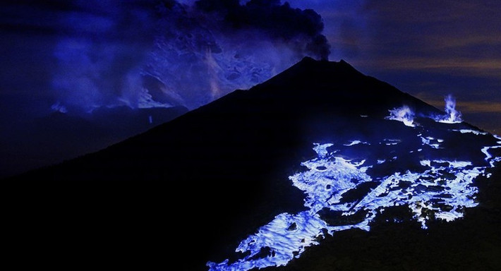 Kawah Ijen còn thải ra khí lưu huỳnh bắt lửa khi tiếp xúc với oxy trong bầu khí quyển của Trái Đất.