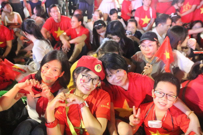 Dù phải chờ đợi lâu, và đi bộ quãng đường xa, nhưng niềm vui, hạnh phúc vẫn tràn ngập trên gương mặt người dân Thủ đô.