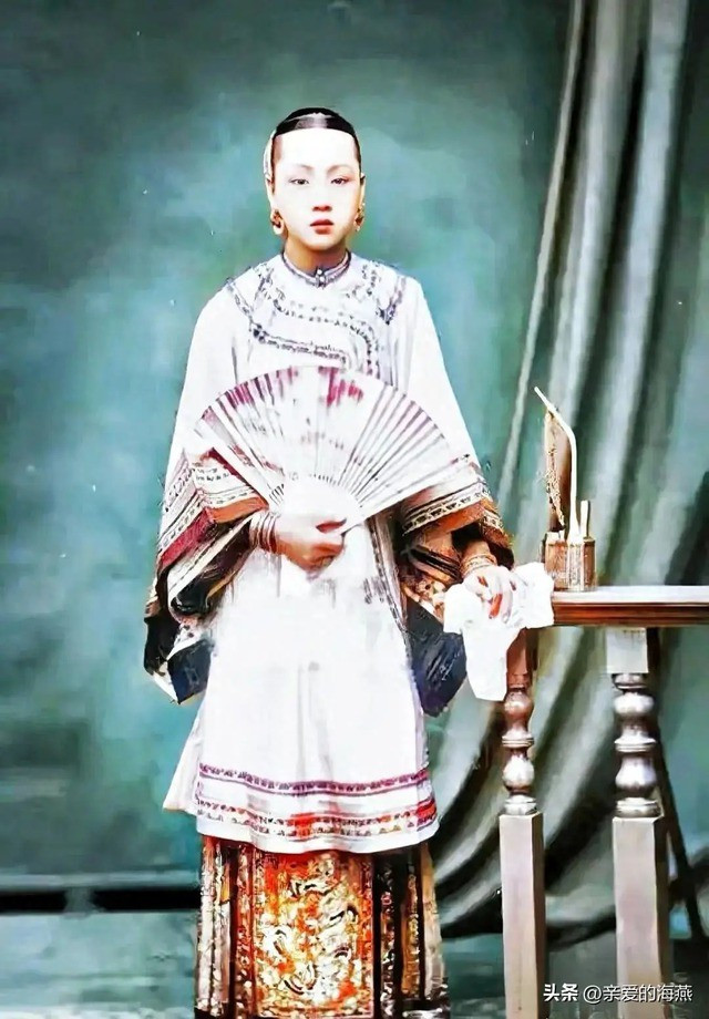 Đông Mai, tiểu thiếp của Lý Hồng Chương, một trọng thần cuối thời nhà Thanh, được ca tụng là một trong những người phụ nữ đẹp nhất thời đại đó. Với chiều cao 1m68, vóc dáng cao ráo, bà hoàn toàn không thua kém bất kỳ minh tinh hiện đại nào. Bức ảnh của bà gây ấn tượng mạnh khiến nhiều cư dân mạng ngỡ ngàng thốt lên: "Nếu thiếp của Lý Hồng Chương đã xinh đẹp như vậy thì những các phi tần chắc chắn còn xuất sắc hơn nữa."