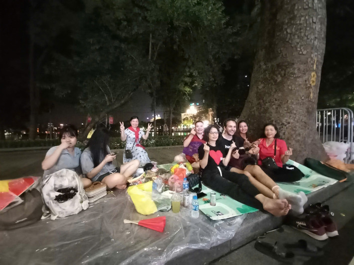 Nhóm những người không quen biết nhau, nhưng nhờ "cắm trại" đêm mà thành bạn bè, trong đó, có cả một nam thanh niên đến từ Pháp.