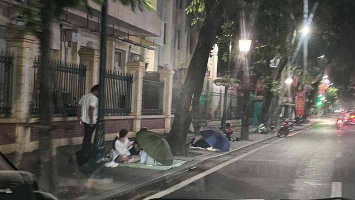 Trên nhiều tuyến đường của Hà Nội, người dân cũng đã căng bạt giữ chỗ từ đêm.