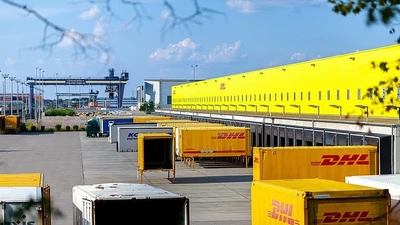 Tiếp xúc bột lạ trên gói hàng, 12 người bị thương