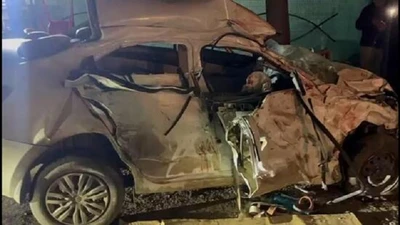Ô tô tông vào xe bán tải đang đỗ, 9 người tử vong
