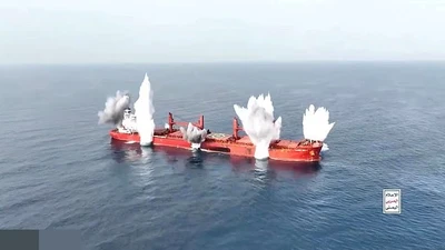Khoảnh khắc Houthi cho nổ tung tàu hàng giữa biển