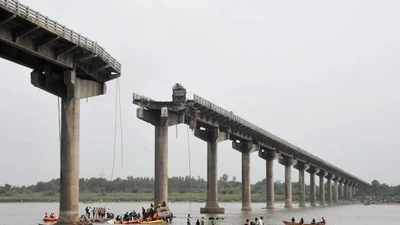 Hiện trường kinh hoàng vụ sập cầu bắc qua sông ở Ấn Độ
