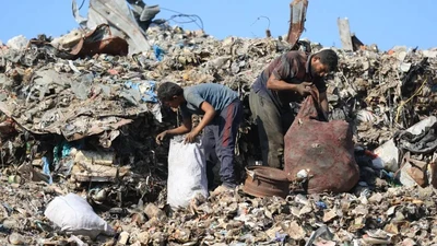 Cảnh người dân Palestine lục lọi bãi rác tìm đồ ăn ở Gaza
