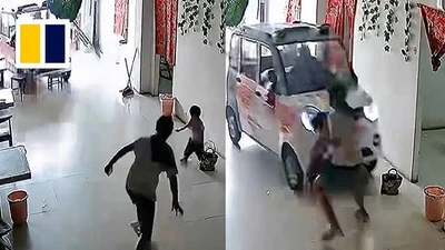 Thót tim khoảnh khắc bé gái cứu em khỏi "xe điên"