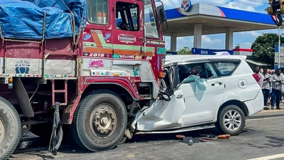 Ô tô tông trực diện xe tải, 6 người thiệt mạng 