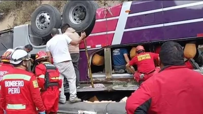 Hiện trường vụ lật xe buýt trên cao tốc Peru, 45 người thương vong