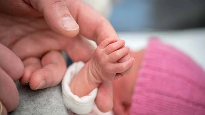 Được tuyên bố đã tử vong, bé sơ sinh bất ngờ "sống lại"