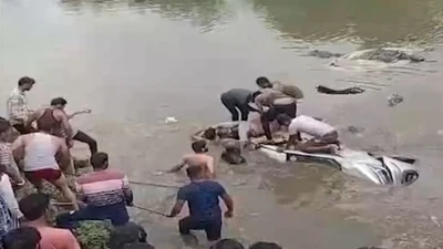 Tránh xe tải ngược chiều, ô tô lao xuống sông hai người chết