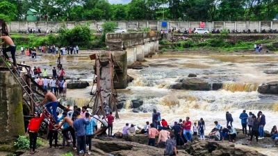 Hiện trường vụ sập cầu ở Ấn Độ, hàng chục người thương vong