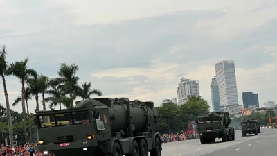 Người dân háo hức xem dàn khí tài di chuyển về trung tâm Hà Nội