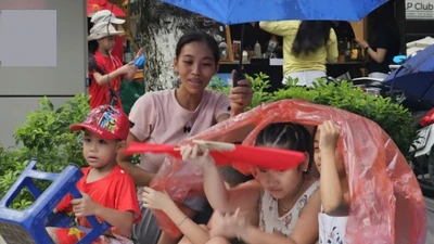 Người dân "đội mưa" chờ xem tổng hợp luyện diễu binh, diễu hành lần 2