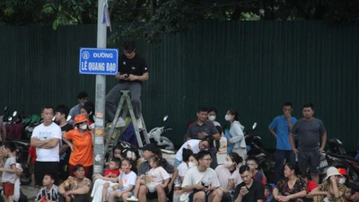 Người dân tập trung bên đường Lê Quang Đạo chờ xem dàn khí tài diễu binh