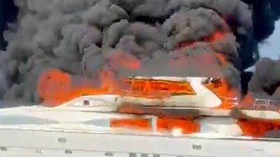 Kinh hãi khoảnh khắc du thuyền cháy ngùn ngụt, chìm giữa biển