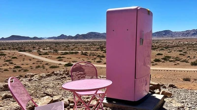 Bật mí thú vị chiếc tủ lạnh màu hồng giữa sa mạc Namibia