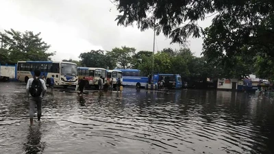 Đường phố ngập lụt vì mưa lớn, 7 người bị điện giật tử vong