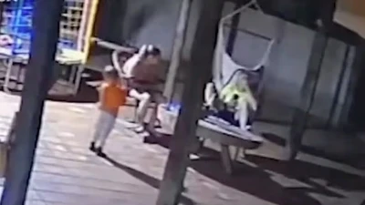 Nhặt được súng, bé trai 2 tuổi vô tình bắn mẹ tử vong