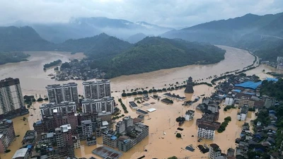 Được biết, nhiều vùng trũng thấp trong huyện đã bị ngập lụt và cơ sở hạ tầng của một số thị trấn bị hư hại nghiêm trọng, gây cản trở giao thông, mất liên lạc và một số người bị mắc kẹt. Ảnh: RT.